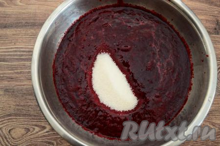 В результате перетирания в миске останется однородное (без косточек) ежевичное пюре. Практически сухие косточки, которые будут оставаться в сите, нам не понадобятся. В миску с протёртым ежевичным пюре всыпать сахар. Можно добавлять сахар на свой вкус. Я всыпала 120 грамм сахара на 1200 грамм ежевики (имеется в виду масса ещё не перетёртых ягод). Вы же можете ориентироваться на свои вкусовые предпочтения, также количество сахара будет зависеть от сладости ягод. У меня они были в меру сладкими.