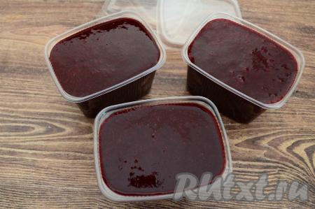 Затем разлить ежевику, перетёртую с сахаром, по пластиковым контейнерам. Я разлила по 3 контейнерам объёмом по 350 миллилитров каждый.