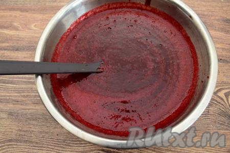 Тщательно перемешать сахар и ежевичное пюре, чтобы сахар растворился.