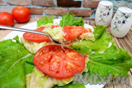 Готовое блюдо достать из духовки и&nbsp;можно сразу подавать к столу. Филе минтая, запечённое по этому рецепту, получается очень сочным, а кабачок и помидор - нежными, аппетитными. Сочетание рыбы и овощей делает это блюдо очень вкусным, полезным и достаточно сытным. Всем советую приготовить!