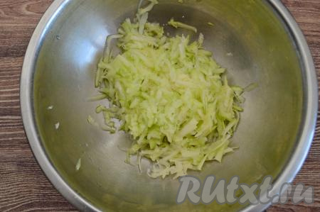 Кабачок вымыть, очистить от кожуры. Если семечки крупные, их нужно будет удалить. 250 грамм подготовленного кабачка натереть на крупной тёрке, посолить по вкусу, перемешать.