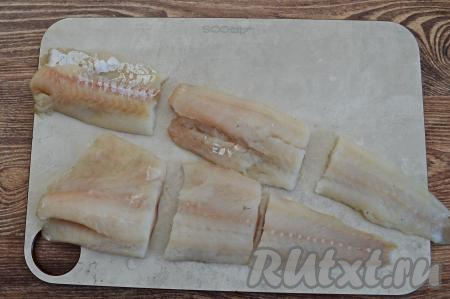 Разрезать размороженное филе минтая на порционные части (я разрезала каждое филе на 3 части).