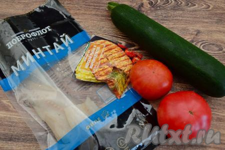 Подготовить продукты для приготовления филе минтая с кабачком в духовке. Филе минтая заранее разморозить при комнатной температуре.