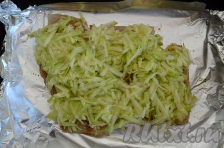 Равномерно разложить натёртый кабачок поверх филе минтая.