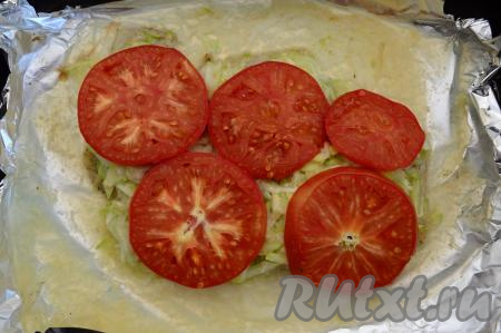 Филе минтая с кабачком и помидорами запекать в разогретой до 180 градусов духовке в течение 30 минут.