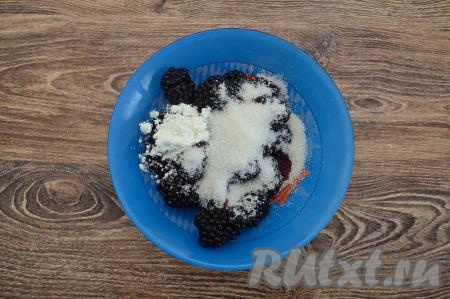 В достаточно глубокую тарелку выложить свежую (или размороженную) ежевику, добавить сахар и крахмал. У меня была в меру сладкая ежевика, поэтому я добавила 2 чайных ложки сахара. Вы можете положить сахар на свой вкус. Крахмал можно взять как картофельный, так и кукурузный. Благодаря крахмалу, ежевика будет желироваться в процессе выпечки, поэтому начинка практически не будет вытекать из пирога.