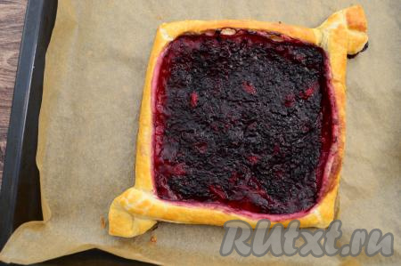 Сразу отправить противень в духовку, разогретую до 200 градусов, выпекать пирог с ежевикой минут 20-25 (до румяности слоёного теста).