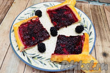 Пирог с ежевикой получается очень ароматным, нежным, в меру сладким, он замечательно подходит в качестве дополнения и к чаю, и к кофе.