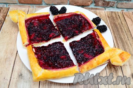 Достать готовую выпечку из духовки, дать остыть в течение 10-15 минут, чтобы ягодная начинка стабилизировалась, и можно нарезать на кусочки.