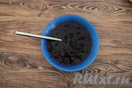 При помощи вилки перемешать ягодную начинку, слегка разминая ежевику. Не стоит сильно разминать ягоды, достаточно, чтобы сахар и крахмал растворились.