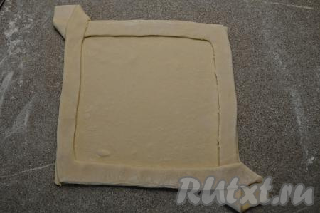 Точно также взять вторую полоску теста и тоже перекинуть её на противоположный край теста, слегка прижать полоску к тесту. Получится заготовка для пирога с бортиками.