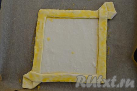 Яйцо взболтать вилкой до однородной массы. С помощью силиконовой кисточки смазать бортик пирога взбитым яйцом.