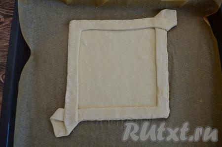 Переложить заготовку пирога на противень, застеленный пергаментом.&nbsp;