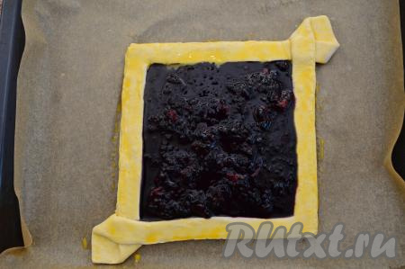 Вылить начинку из ежевики в заготовку пирога, стараясь чтобы начинка не попадала на бортики пирога. 