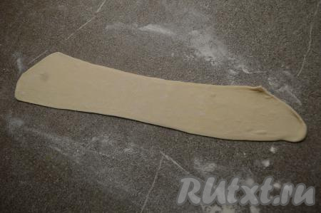 Взять первую полоску теста, раскатать её до толщины примерно 2 миллиметра.