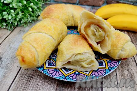 А так выглядит булочка в разломе, в ней удачное сочетаются тонкое, нежнейшее слоёное тесто с сахарной посыпкой и мягкая, ароматная начинка из&nbsp;банана внутри.