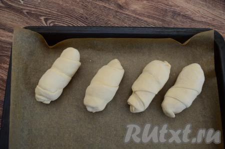 Аналогично сформировать все 4 заготовки булочек. Разместить их на противне, застеленном пергаментом.