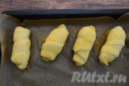 Сверху присыпать булочки сахаром. Так как в банановую начинку я сахар не добавляю, поэтому булочки сверху обильно присыпаю сахаром (ориентировочно каждую булочку я посыпаю половиной чайной ложки сахара). 