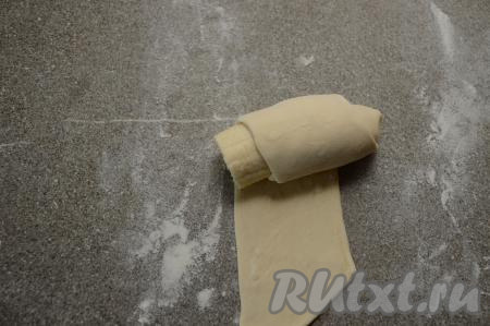 Оборачивать полоску теста вокруг банана нужно по спирали, накладывая тесто внахлёст.