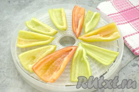 Обсушенный перец выкладываем на поддон сушилки. У меня весь перец разместился на трёх поддонах (диаметр каждого поддона в моей электросушилке 24 сантиметра).