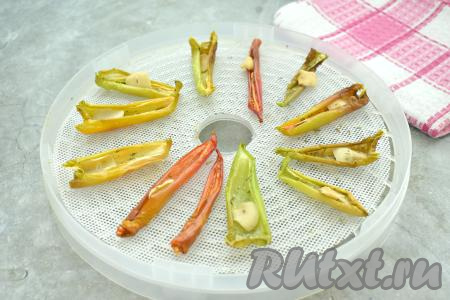 Включаем сушилку на 10 часов при температуре 65 градусов. Вот так перец выглядит через 10 часов сушки. Следите, чтобы перец не пересох. Он должен быть именно вяленым, а не сухим.