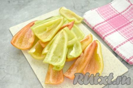 Разрезаем каждый перец на 4-6 частей, обсушиваем.