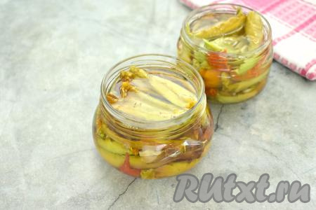 Растительное масло нагреваем в кастрюльке до 80-90 градусов. Горячим маслом заливаем вяленые перцы в банках так, чтобы все овощи были полностью покрыты маслом. Закручиваем банки крышками, не переворачивая, укутываем их в одеяло, оставляем до полного остывания, а затем переставляем на хранение в холодильник.