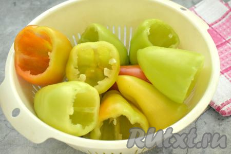 Болгарский перец любого цвета очищаем от плодоножек с семенами, промываем водой.