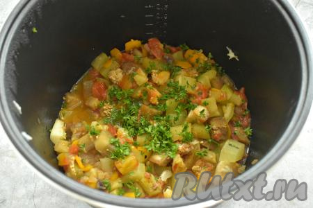 После звукового сигнала открываем крышку мультиварку, по желанию, посыпаем блюдо мелко нарезанной зеленью, перемешиваем.&nbsp;