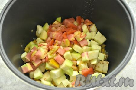 Помидор, по желанию, очищаем от кожицы, нарезаем на небольшие кусочки, добавляем в чашу мультиварки, перемешиваем.