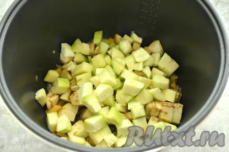 Сразу же добавляем 300 грамм подготовленного кабачка, нарезанного на средние кубики.