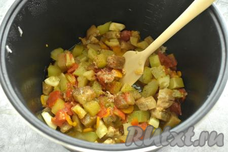 Мультиварку закрываем крышкой. Выставляем режим "Тушение" на 35 минут. Овощи выделят сок и будут тушиться в собственном соку. Но всё же в процессе тушения можно проверить, если овощи выделили мало сока, можно долить немного воды. После 30 минут с момента начала режима "Тушение" открываем мультиварку, к овощам добавляем очищенные и мелко нарезанные (или пропущенные через пресс) зубчики чеснока. Овощное рагу с кабачками и баклажанами солим по вкусу, приправляем специями (у меня - чёрный молотый перец и паприка), перемешиваем. Закрываем крышку мультиварки, готовим оставшиеся 5 минут (до звукового сигнала).