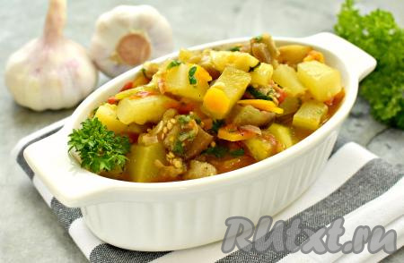 Аппетитное, вкусное, сочное овощное рагу, приготовленное с кабачками и баклажанами, раскладываем из чаши мультиварки по тарелкам и в качестве гарнира или основного блюда подаём к столу.