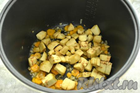 Пока обжариваются овощи, моем баклажан, по желанию, очищаем от кожуры. Кабачок очищаем от кожуры, если семечки крупные, удаляем их. После окончания режима "Жарка" в чашу мультиварки с обжаренными овощами выкладываем баклажан, нарезанный на средние кубики.