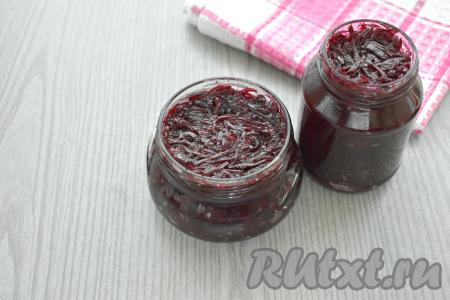 Раскладываем свеклу по простерилизованным банкам, прикрываем прокипячёнными крышками. Я разложила по 2 баночкам объёмом по 250 миллилитров каждая.&nbsp;