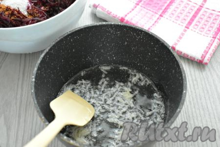 В маленькой сковороде (или в ковшике) прогреваем растительное масло. В горячее масло выкладываем очищенные и мелко нарезанные (или пропущенные через пресс) зубчики чеснока, обжариваем буквально в течение 1 минуты.