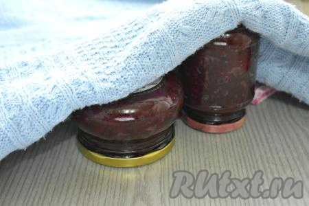 Затем аккуратно достаём банки со свеклой из кастрюли, сразу закручиваем (или закатываем) крышками. Переворачиваем банки со свеклой по-корейски вверх дном, укутываем в плед (или в одеяло), оставляем примерно на сутки (до полного остывания), а затем переставляем в прохладное тёмное место (например, в кладовку, погреб или подвал) на хранение.