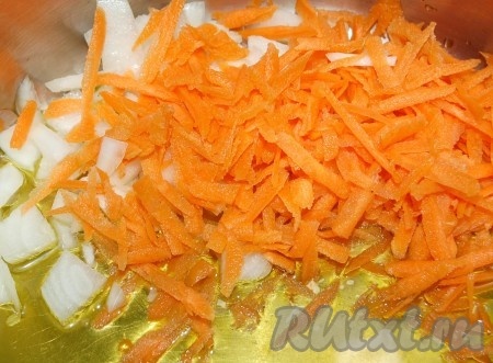 Взять кастрюлю (желательно с толстым дном), налить в нее оливковое масло и опустить в нее морковь и лук.