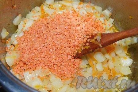 Красную чечевицу высыпать в кастрюлю к овощам.