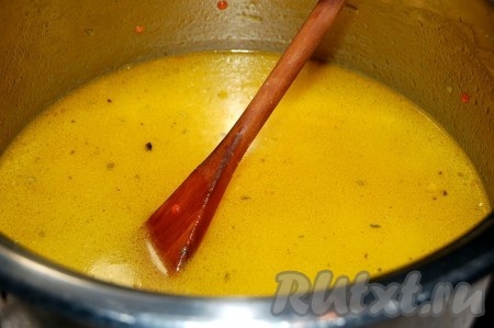 Затем залить горячую воду, добавить лавровый лист, соль, перец. Довести чечевичную похлебку до кипения и варить 25 минут.