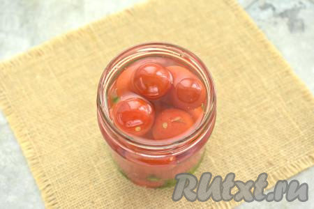 Банки с помидорами черри до самого верха заливаем кипящей водой. Овощи должны быть полностью в кипятке.