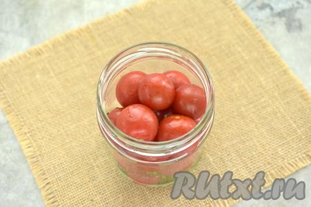 Заполняем банки помидорами черри.