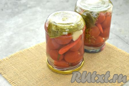 Убираем рассол с огня, сразу разливаем его по банкам, полностью покрывая черри. Закручиваем (или закатываем) банки с помидорами прокипячёнными крышками. Переворачиваем банки дном вверх, укутываем в плед (или в одеяло) и оставляем до полного остывания. Остывшие банки с помидорами переставляем в тёмное прохладное место (например, в подвал, кладовку, погреб) на хранение.