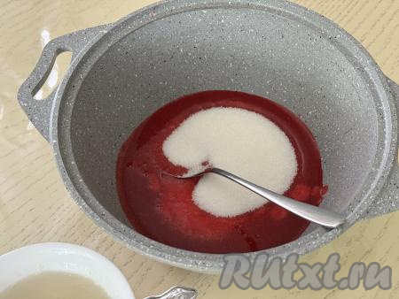 В кастрюлю с пюре из красной смородины всыпать сахар.&nbsp;