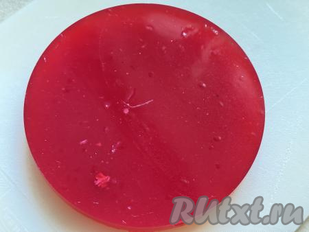 Полностью застывший смородиновый мармелад достать из формы.&nbsp;