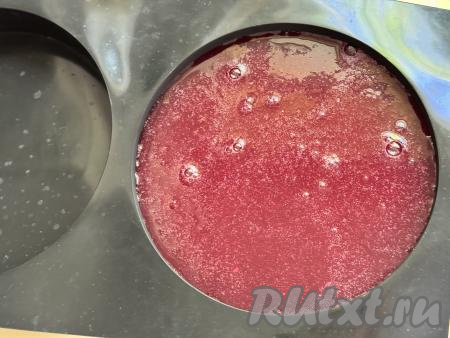 Получившуюся массу сразу разлить по небольшим силиконовым формочкам для конфет или вылить в одну силиконовую форму (я вылила в силиконовую форму для муссов диаметром 18 сантиметров).&nbsp;Дать ягодной массе остыть до комнатной температуры.