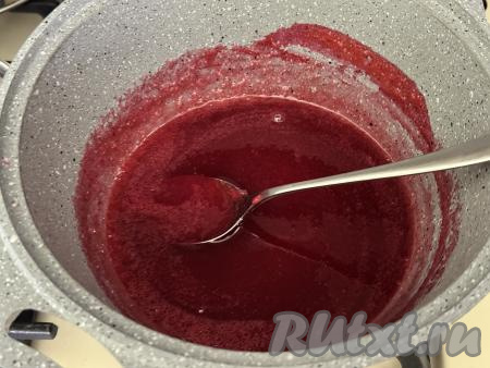 Перемешать ягодную массу с сахаром и поставить на огонь ниже среднего.&nbsp;