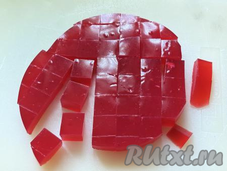 Если вы формировали мармелад в одной форме, тогда перед подачей его нужно нарезать на квадратики или прямоугольники любого размера. Если вы формировали мармелад в небольших силиконовых формочках, тогда его можно, вынув из форм, сразу подать к столу.