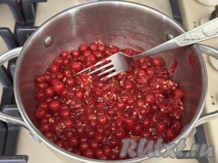 200 грамм подготовленной красной смородины выложить в кастрюлю с толстым дном, слегка размять ягоды вилкой, поставить на средний огонь.&nbsp;