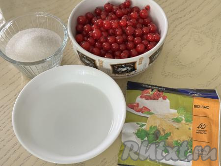 Подготовить продукты для приготовления мармелада из красной смородины с желатином. Красную смородину можно взять как свежую, так и замороженную. Замороженные ягоды нужно будет разморозить, лишнюю жидкость слить. Если будете готовить мармелад из свежей смородины, тогда её нужно будет промыть водой, удаляя веточки и листочки, дать стечь лишней жидкости.&nbsp;